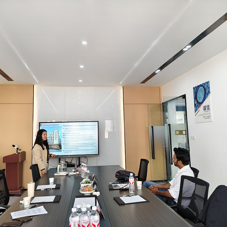 Un cliente malasio visita Yangmai Technology para explorar aplicaciones de refinación de metales preciosos.